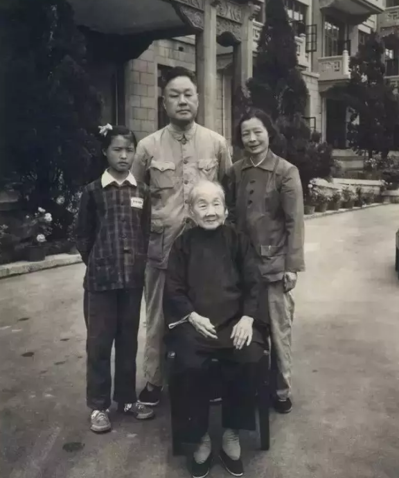 杨开慧壮烈牺牲,毛泽东拿工资赡养杨母,延续和杨家情谊数十年 - 知乎