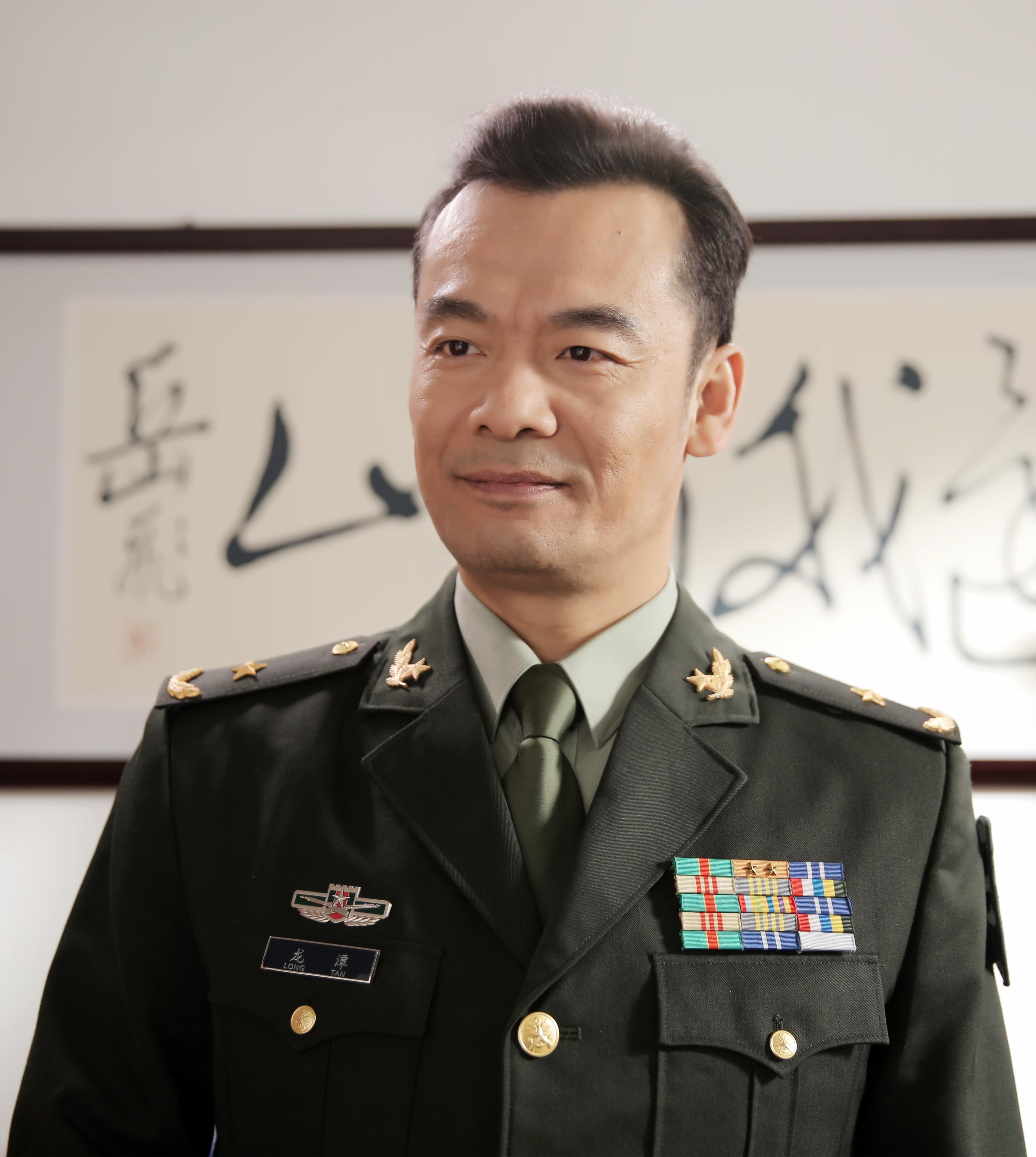 男主任程伟曾在《大雪无痕》和《战长沙》等剧中有精彩的表现,其中