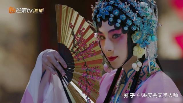 稳重却是个狠人,为己利知变通,不惜政治联姻却莫名欣赏高冷戏子玉堂春