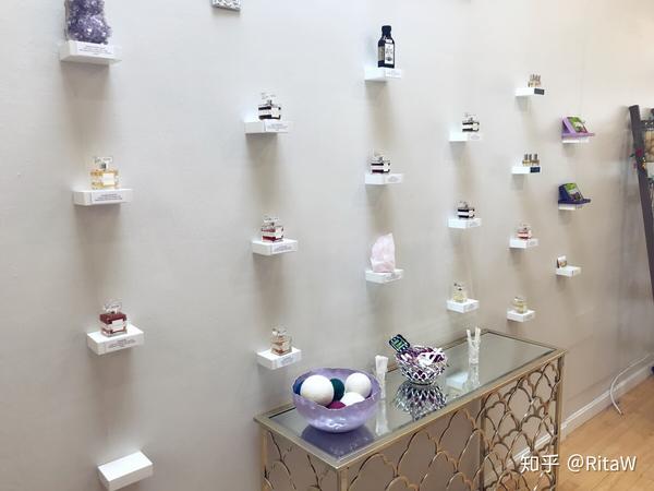 店里的香水陈列墙