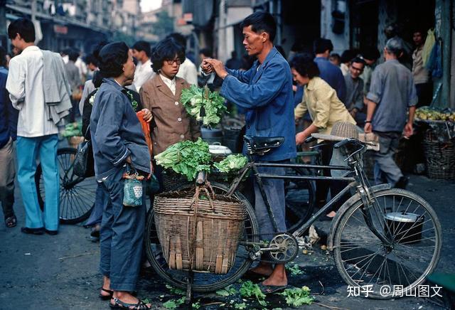 时候的衣服就是这种色调,蓝灰黑绿……北京东风市场1979年的课堂上