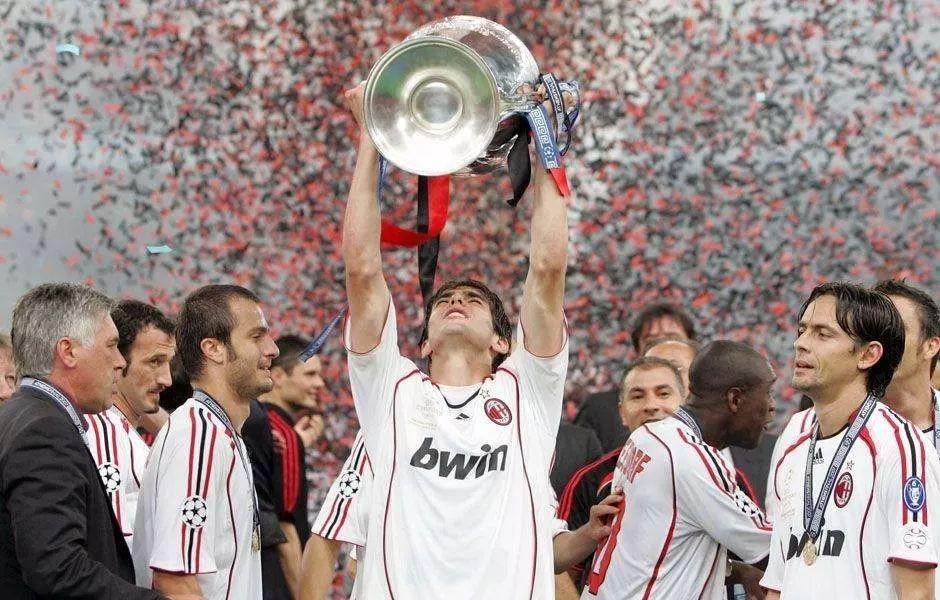 那夺取金球奖时英武的模样,还有卡尔德隆球场亲吻队徽的模样