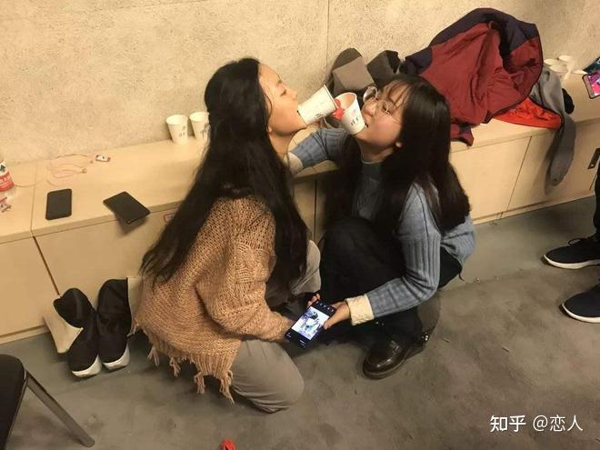 男子趁办公室无人多次将精华射进女同事水杯最后监控还原一切