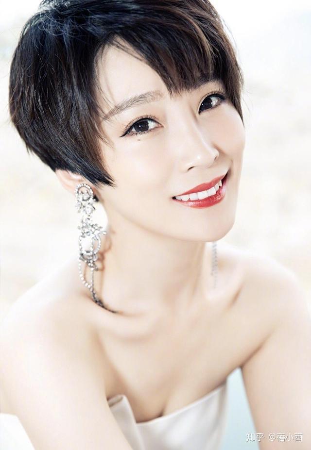 谢楠真是短发女神穿抹胸连衣裙凹造型不丰满但也可以性感