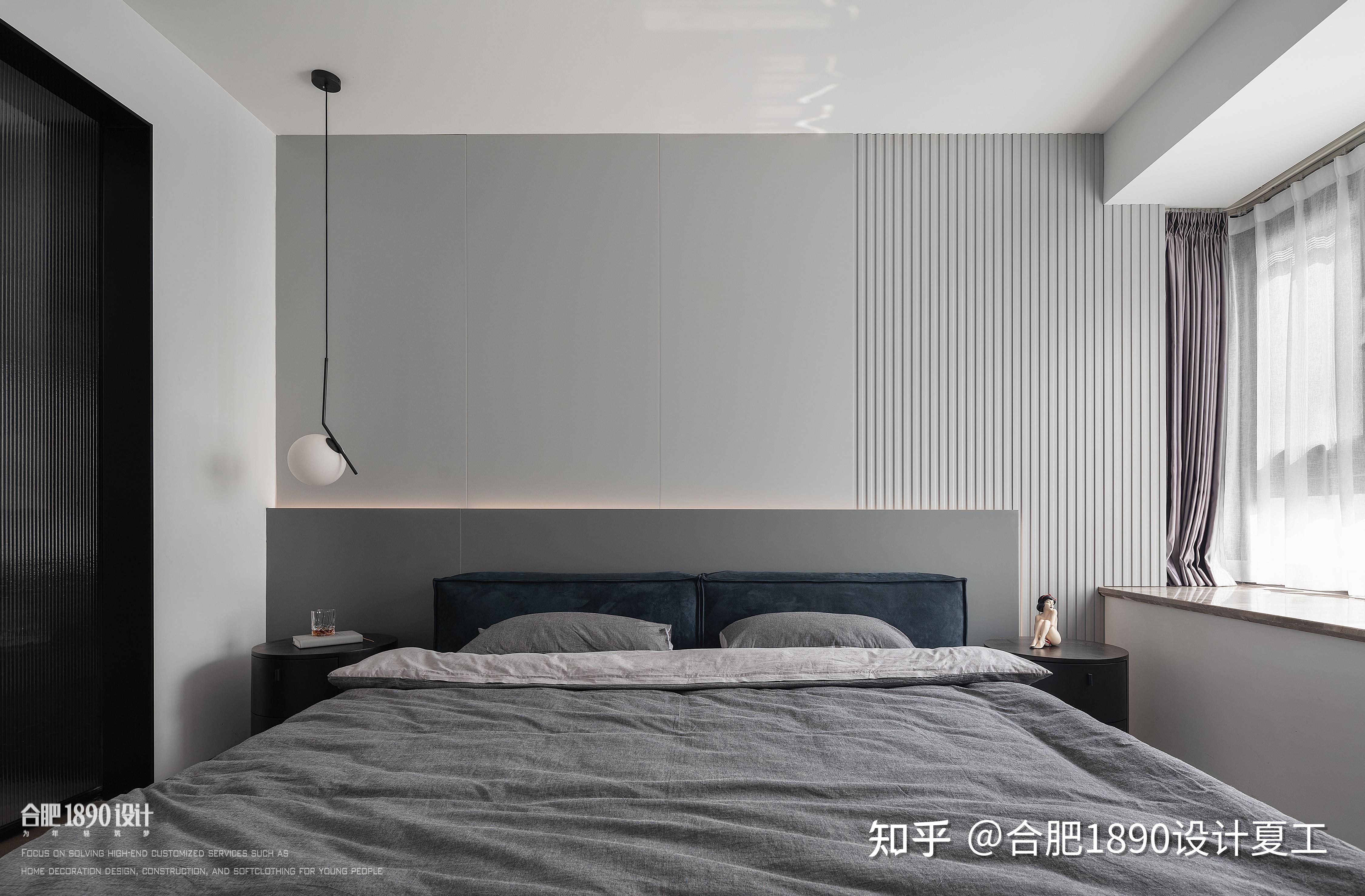 灰色护墙板 长城板,带来丰富的层次感,同时丰富了空间线条,床头内嵌暖