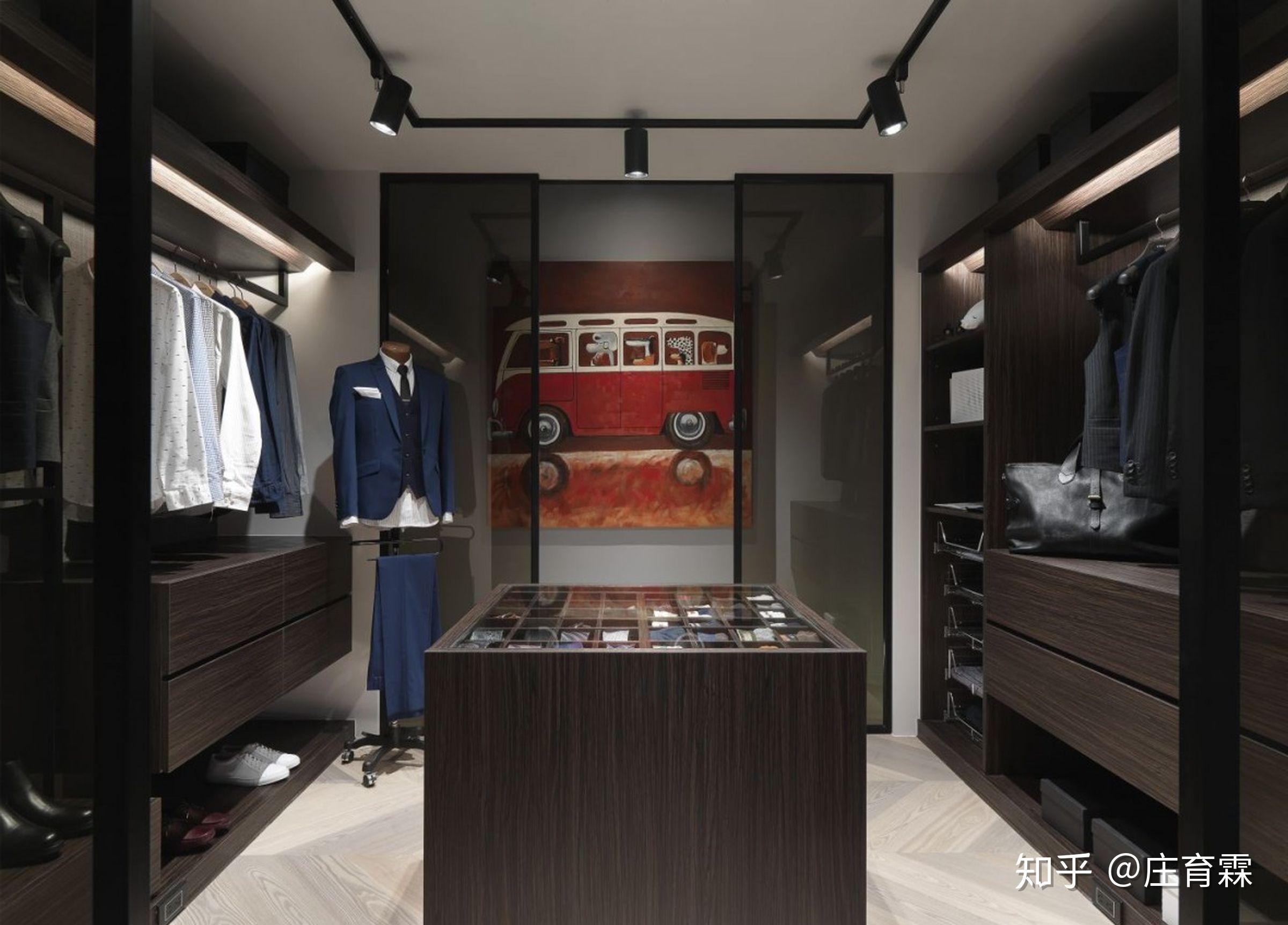 若是衣帽间空间够大,不妨考虑设置中岛柜,能够分门别类收纳男女配件