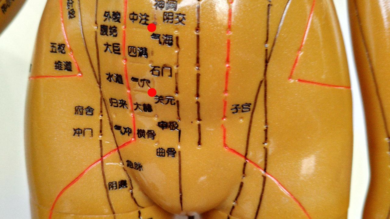 冬天一到很多人都手脚冰凉怎么办健康哥给你分享通过艾灸来调理