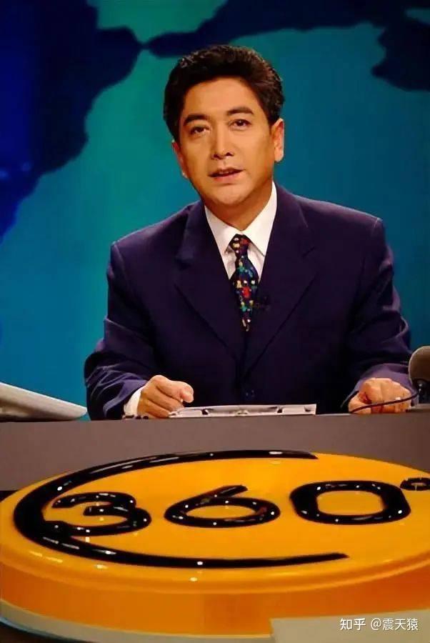 央视一哥水均益现身加拿大,挺大肚腩头发稀疏与富婆合影,女方前凸后翘