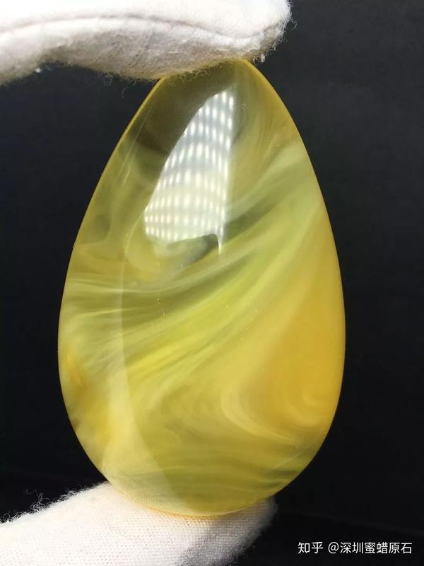 领略蜜蜡纹路之美流淌纹记录着不同蜜蜡的出生证明