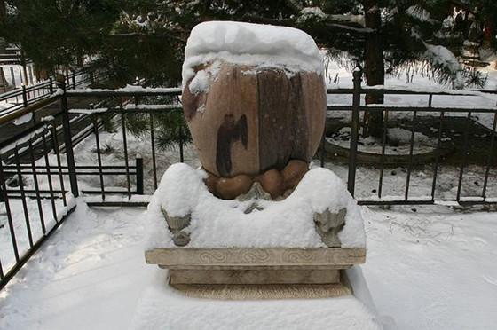 紫禁城御花园三奇石之一,位于御花园天一门西侧,诸葛拜斗石的奇妙之处