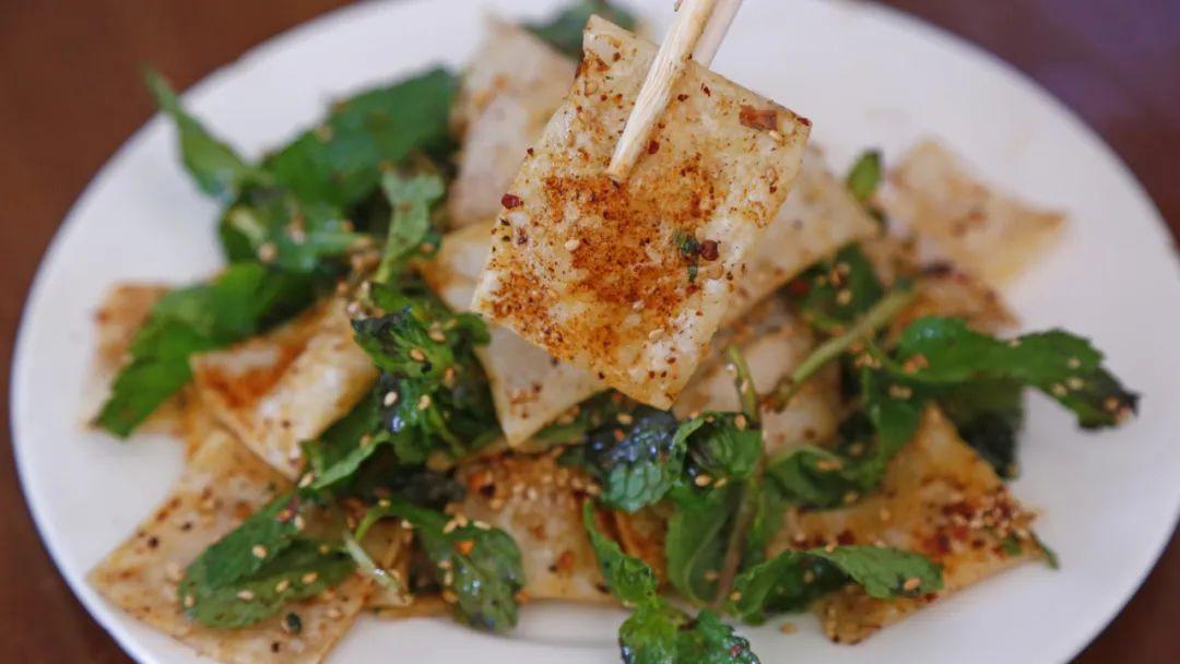 云南的饵块吃法也超多,常见的炒饵块,油炸饵块都是家常美味.