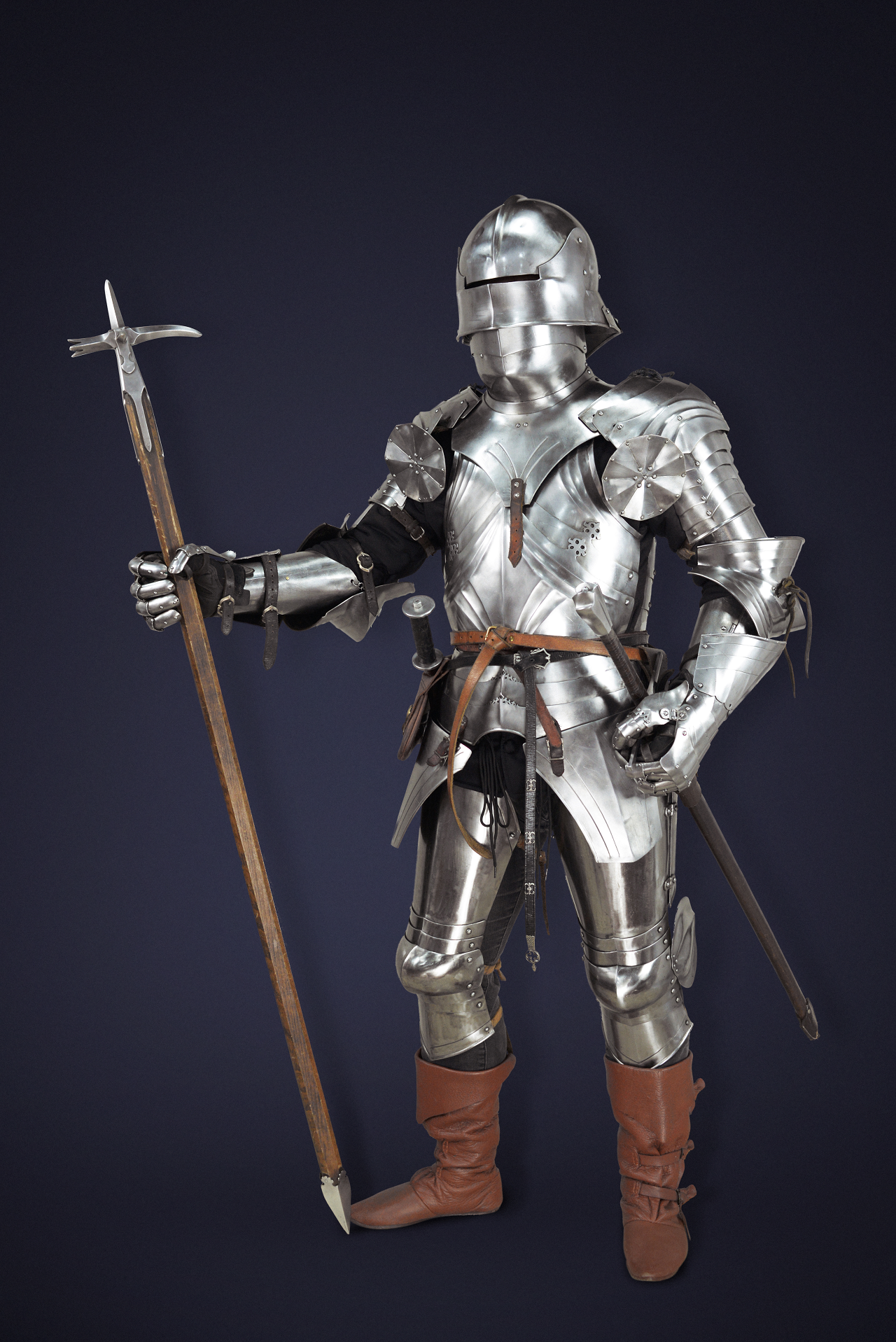 重装军士(骑兵)公元15世纪中后期,哥特式板甲开始出现在欧洲战场