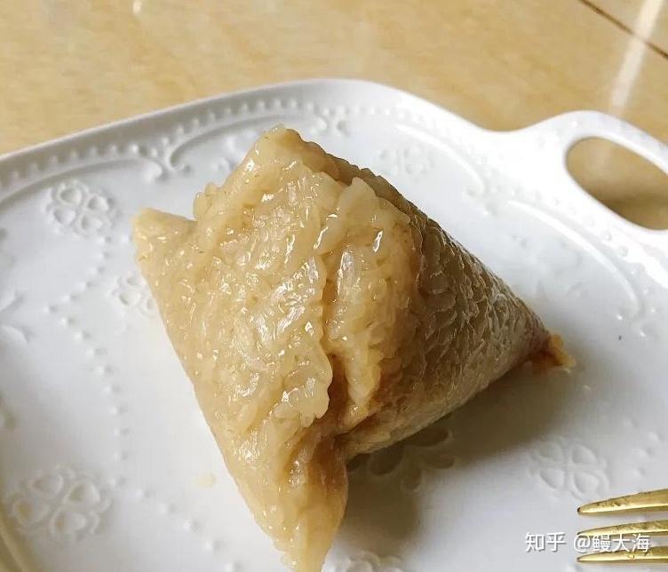 6,蒲烧鳗鱼肉馅粽就做好了,肉馅中,带有烤鳗鱼的香味,非常美味看上去