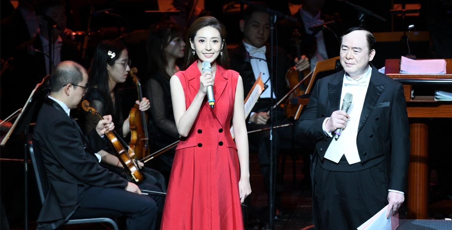 央视出美女95后主持张舒越红裙明艳大气细腰长腿难怪穿啥都美