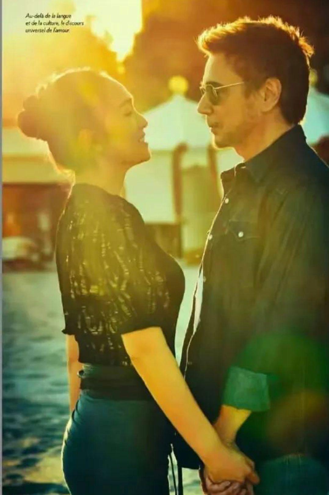 巩俐两口子海边度假穿蕾丝衫配短裙状态真好和老公牵手笑好甜