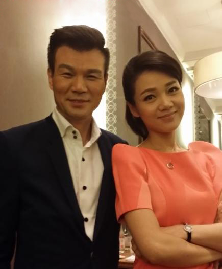周群,是李彬合作的第一位女主持人,他们曾经搭档主持《超级大赢家》