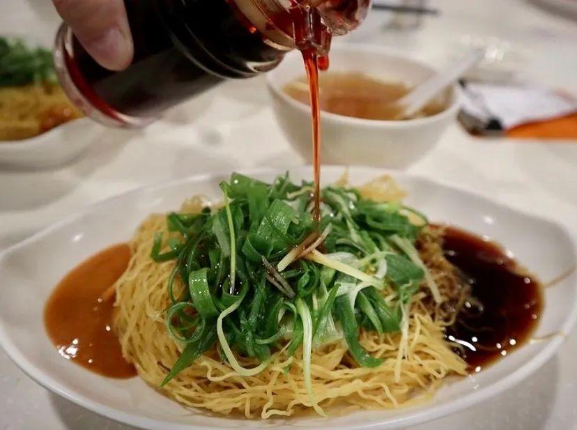 平平无奇的一碗广东捞面