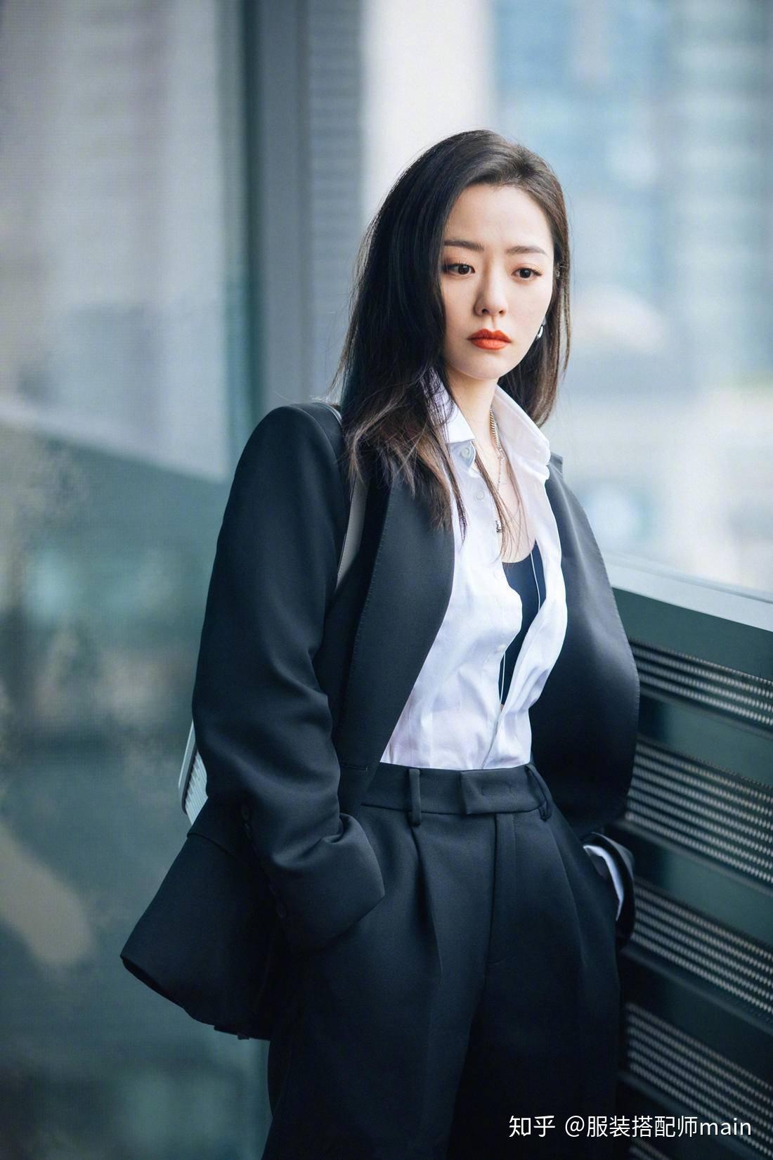 36岁张靓颖不再低调西装叠穿衬衫配百慕大短裤化身霸道女总裁