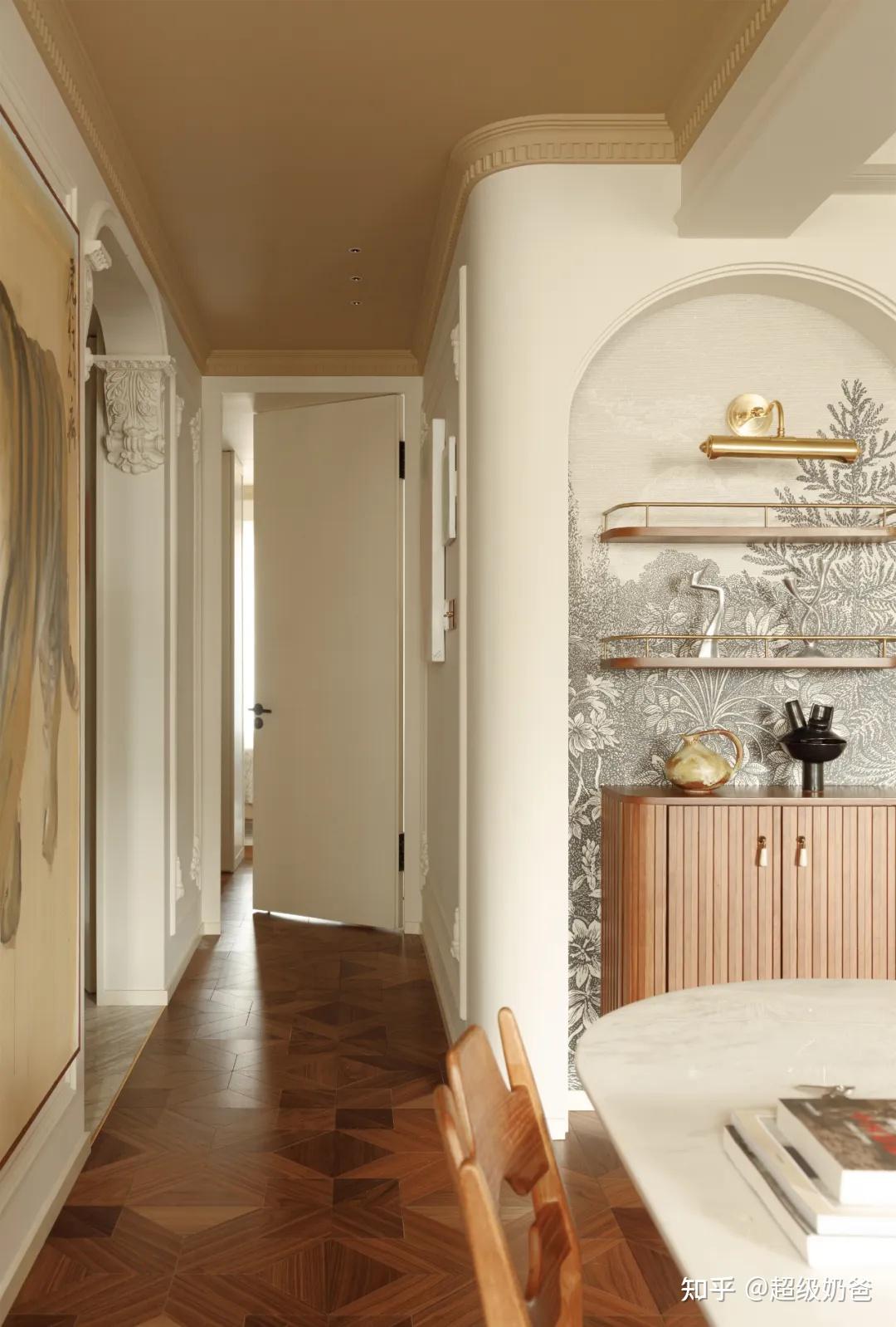 床头背景若隐若现的云朵壁纸搭配自带律动感的折纸吊灯