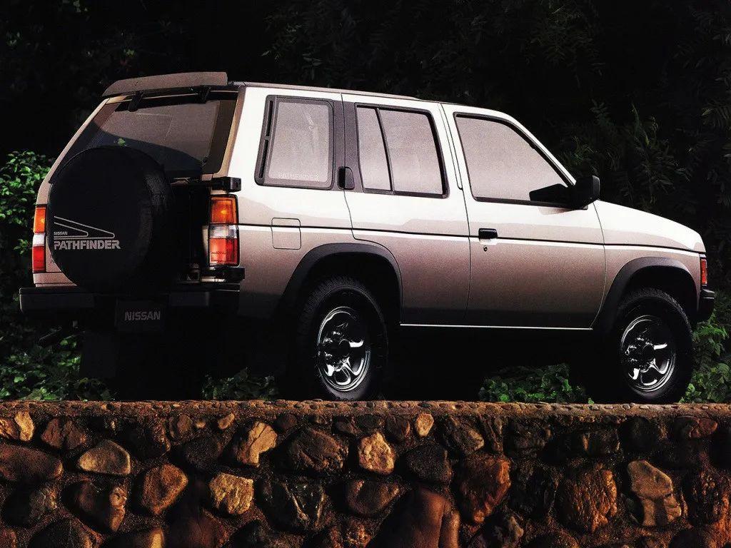 相比1984年问世的吉普切诺基xj,日产pathfinder具有非承载式车身,整车