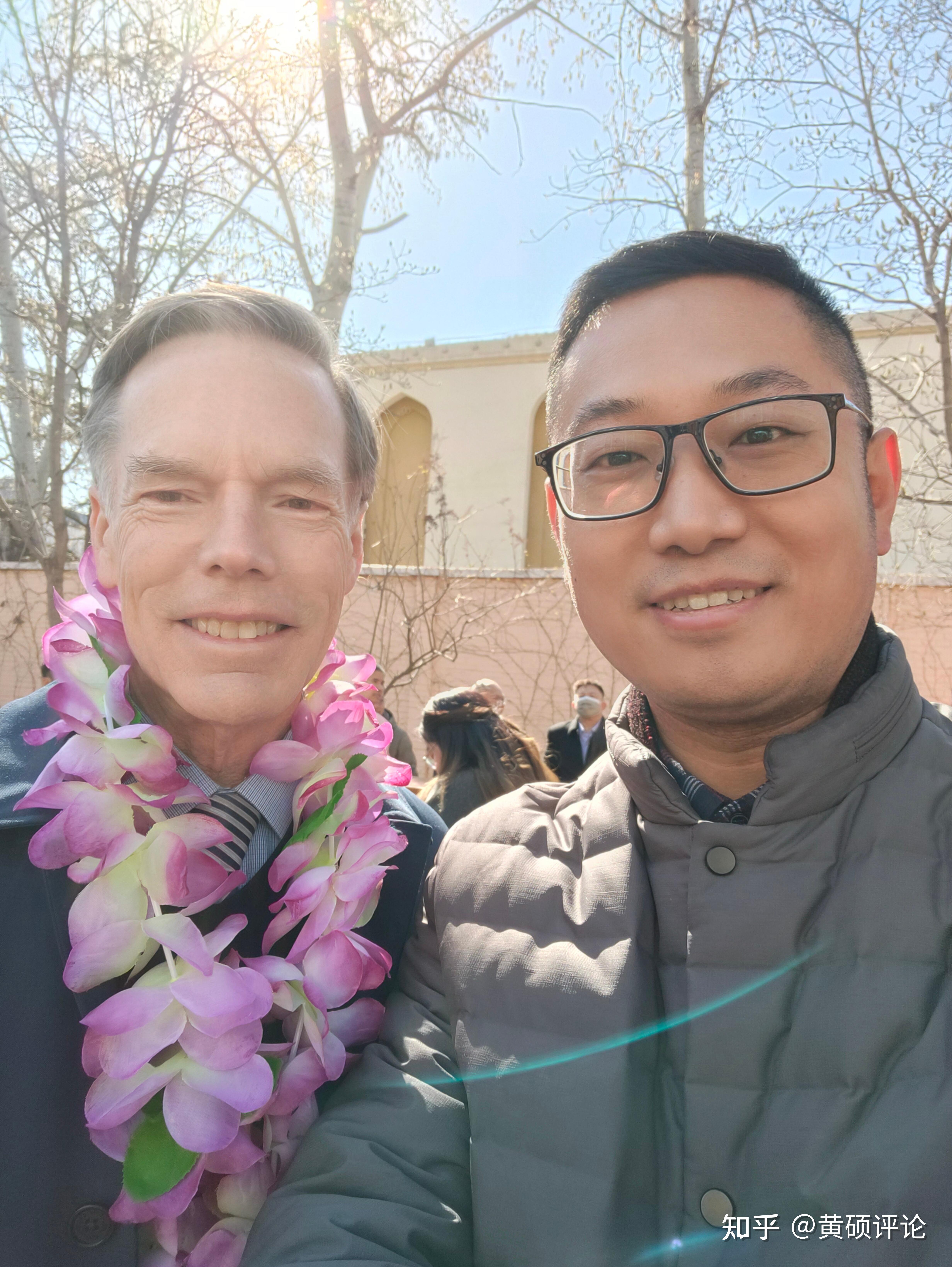 美国驻华大使尼古拉斯·伯恩斯(nicholas burns)和"黄硕评论"新媒体