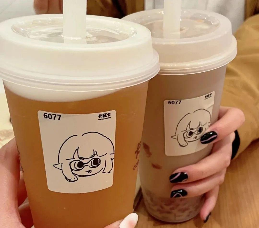 奶茶之外最大的乐趣开始把搜集喜茶的杯贴也正因此不少网友用杯贴文案