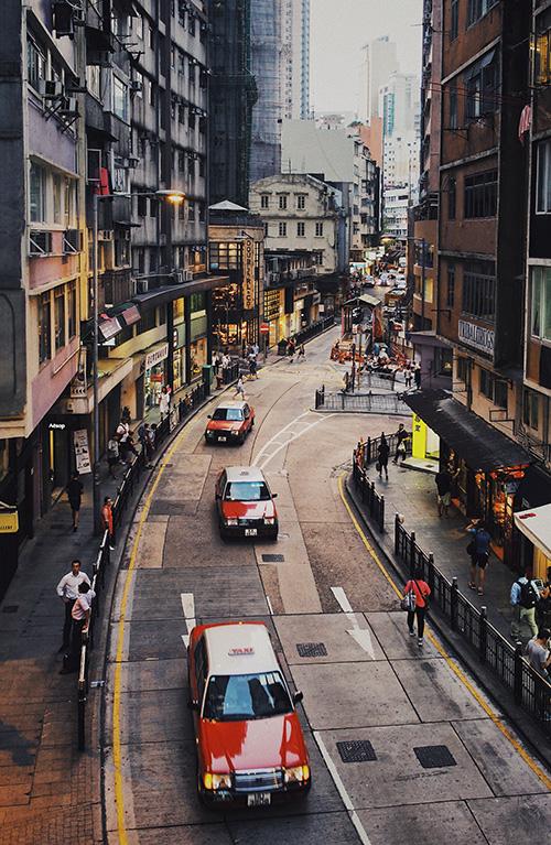 欣赏着繁华又有些复古味道的街景