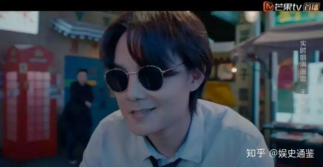 中景的转换,导演对镜头的调度相当优秀,配合着尹正邪魅的笑开始跳舞