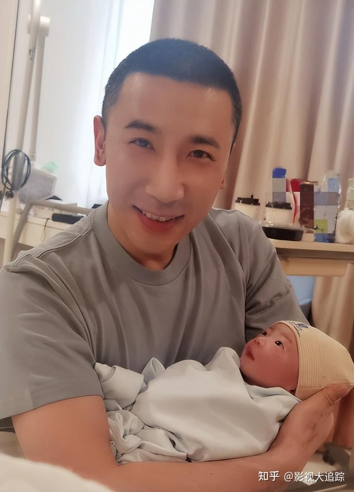 44岁颜丹晨官宣产子,小四岁老公首次露面,浓眉大眼长相帅气 - 知乎