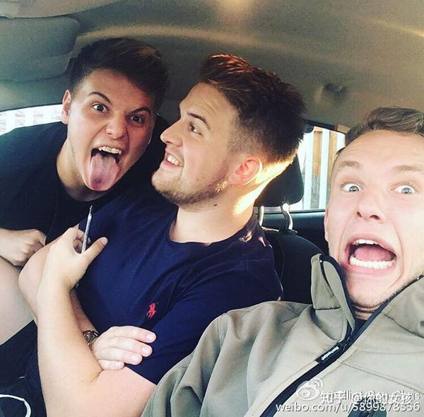 去看看ben和elliot的恶搞视频吧 所有的我都看过 超爱的 哈哈哈哈哈