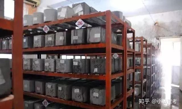 采用150×150×300mm棱柱体作为标准试块.每组3块.