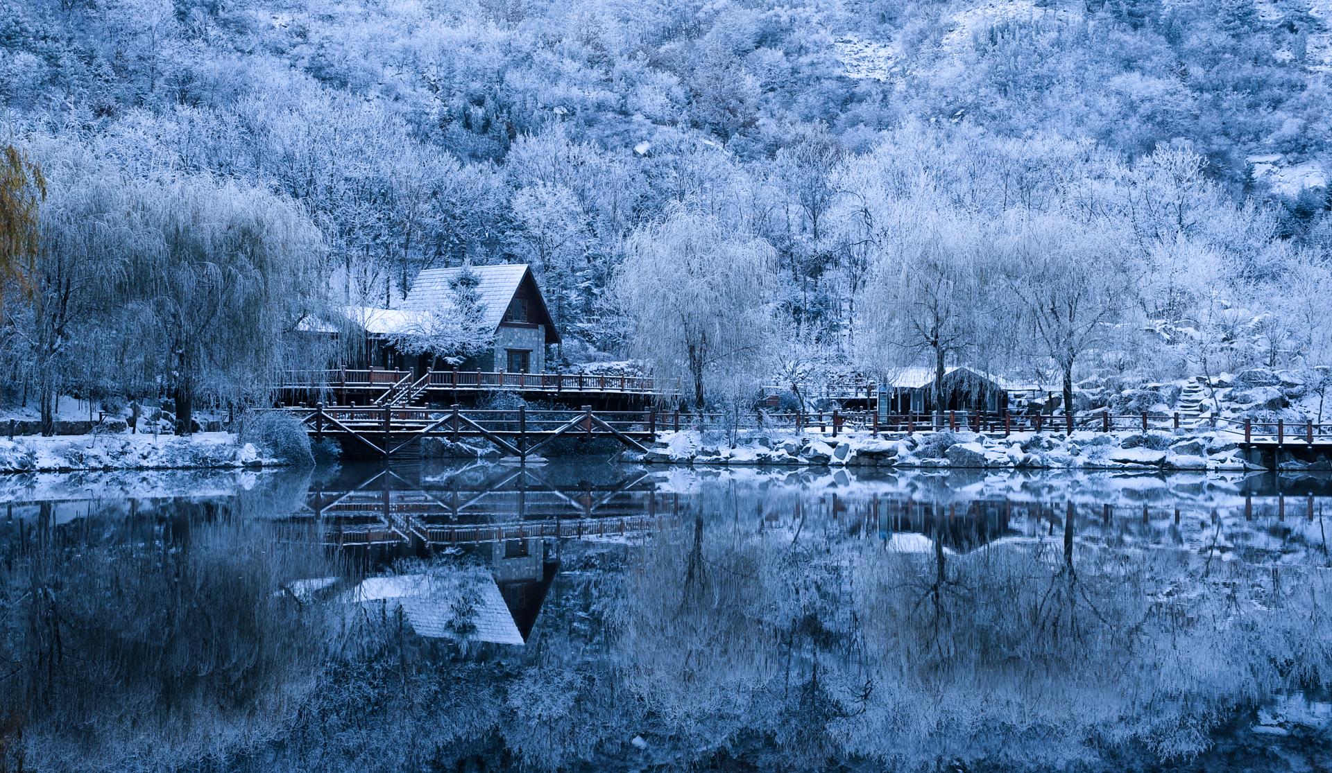 雪后的木屋,山野,栈道,潭水,雾凇等元素拼凑出别样的冬天,银装素裹