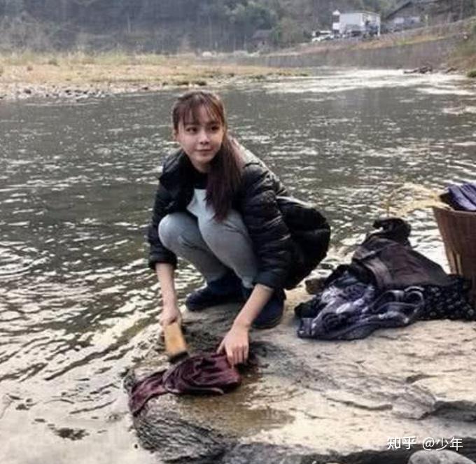 23岁女星杨超越回村里吃席一头长发显凌乱坐角落玩手机无人理