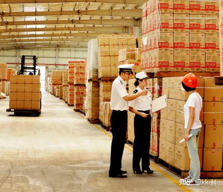 指经海关批准设立的专门存放保税货物及其他未办结海关手续货物的仓库