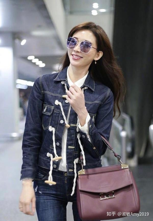 林志玲身穿牛仔外套走机场,破洞牛仔裤显身材,一脸幸福像小女生