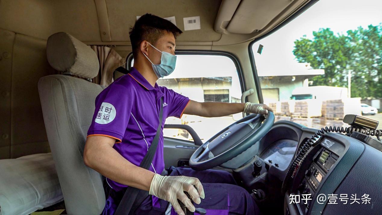 从物流司机到志愿者跨越哥王英姣成小区快递金字招牌