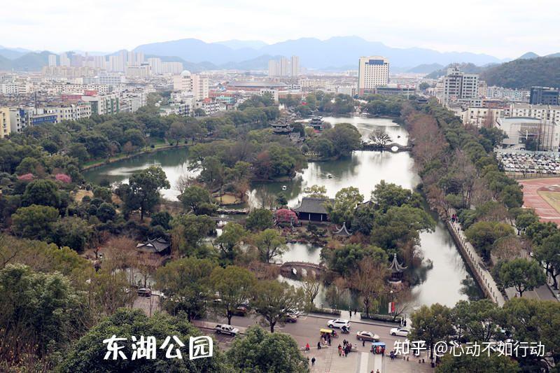 從東湖公園仰望台州府城牆攬勝門.