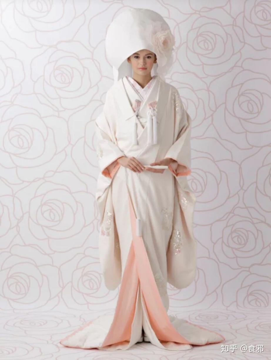 当时富裕的武家女性在秋天到春天期间把外套穿在内里的小袖和服上,因