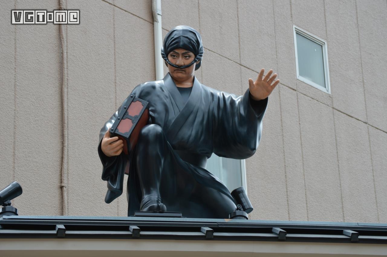 民谣紫色的头巾(其实是擦手巾)系于鼻下,一袭深蓝色的忍者服着于身