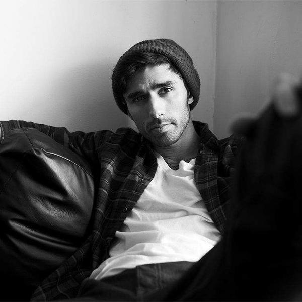 写电子乐的套路很杂,而且他混音超棒,风格progressive house多一点,也