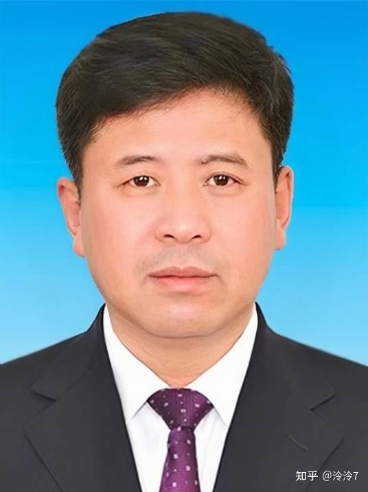 现任吉林省政府秘书长,党组成员,吉林省政府办公厅主任(兼),党组书记.