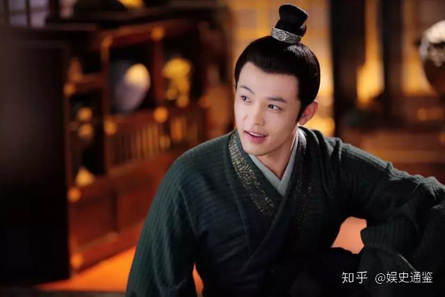 2015年因参演《冯子材》,饰演那明,进入影视圈,出道的第一部作品就是