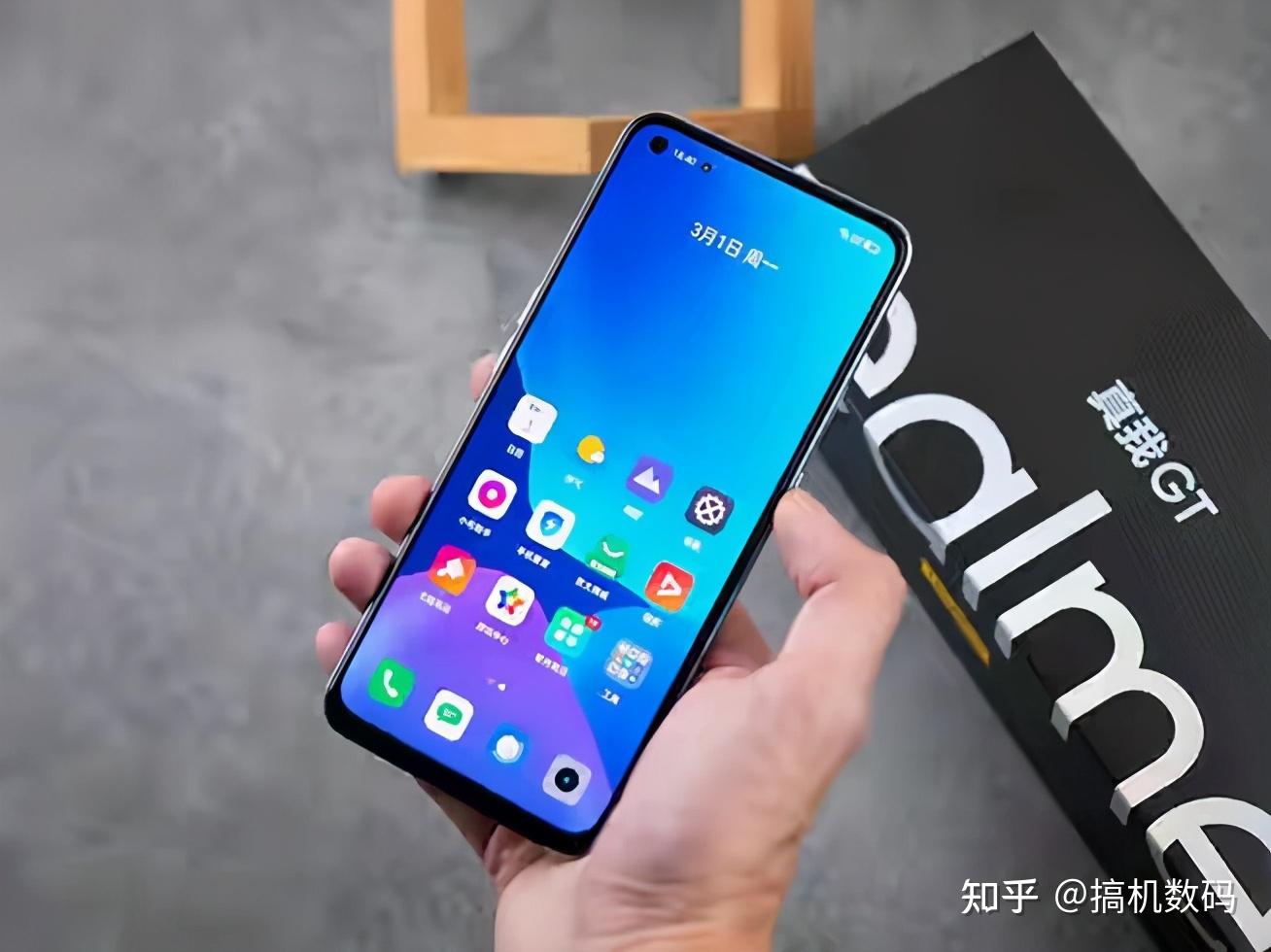 比如图中这款真我gt就是不错的选择,真我gt和红米k40pro都是目前最