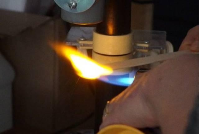 火烧氯化钠放出黄光火烧氯化铜放出绿光在大多数分子中,电子成对地成