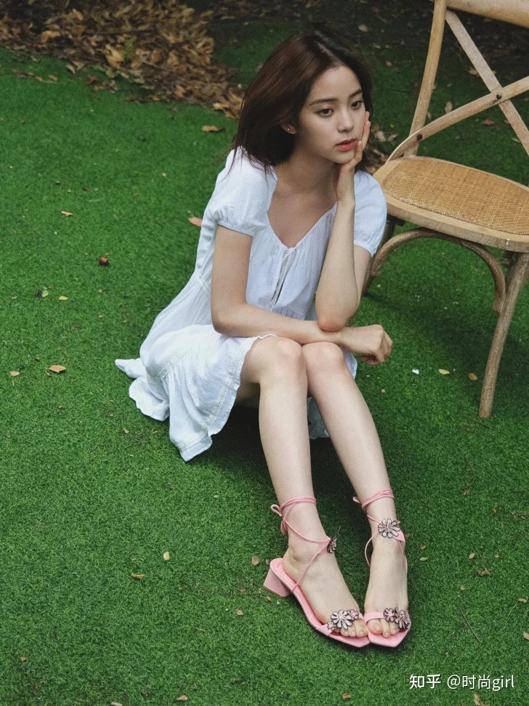 欧阳娜娜,钟楚曦都纷纷穿起"仙女裙",除了裙子,脚上的鞋子也吸引到我