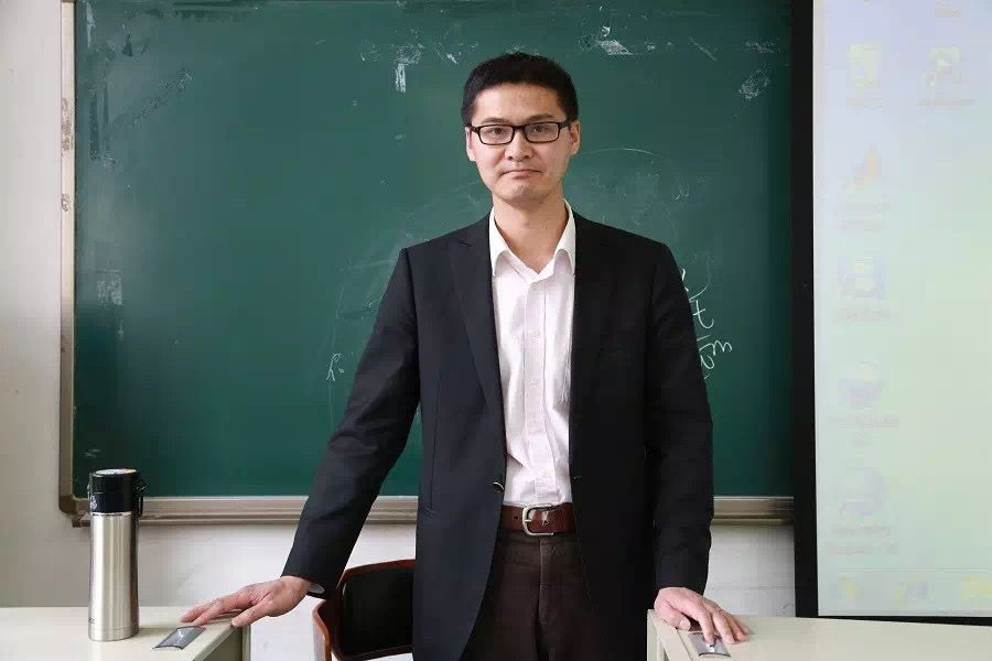 在走红之前,罗老师已经是中国政法大学的明星老师.