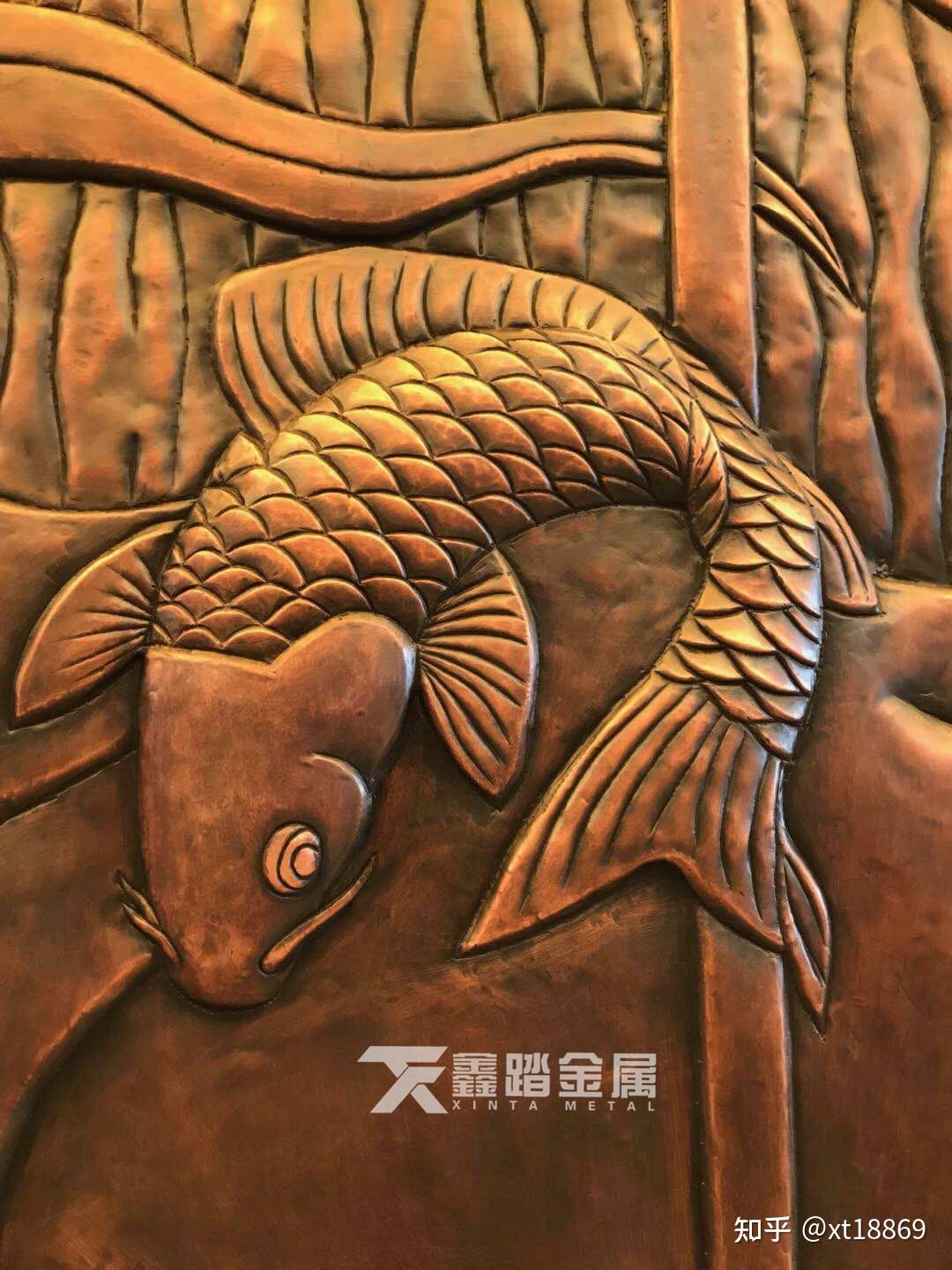 手工锻铜浮雕鲤鱼戏水图形壁画,浮雕图案栩栩如生