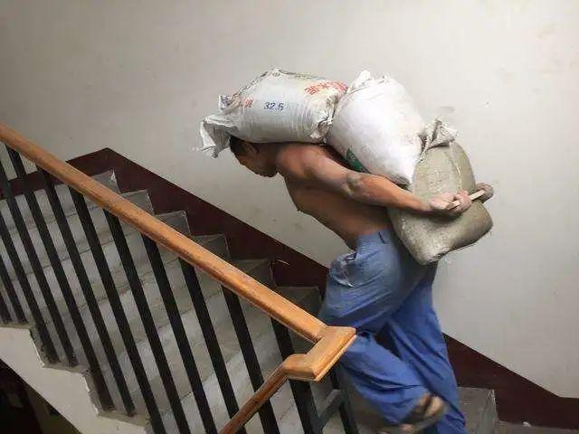 弯腰干活就腰痛,可能是腰肌劳损惹的祸!