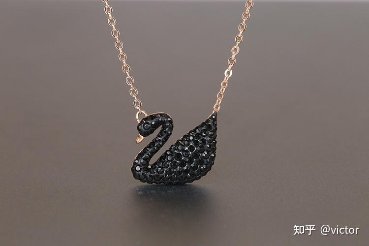 施华洛世奇黑天鹅项链以其独特的魅力和深邃的寓意,成为了情人节的