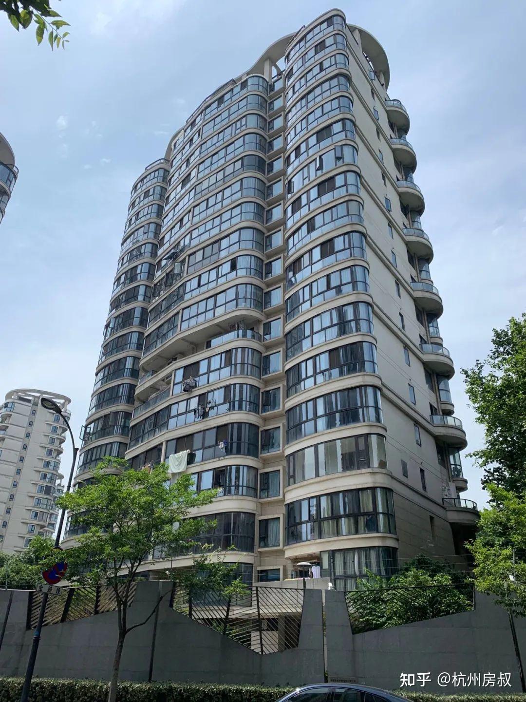 凯德湖墅,新加坡凯德操刀,处在余杭塘河与运河交叉口,对岸就是乐堤港